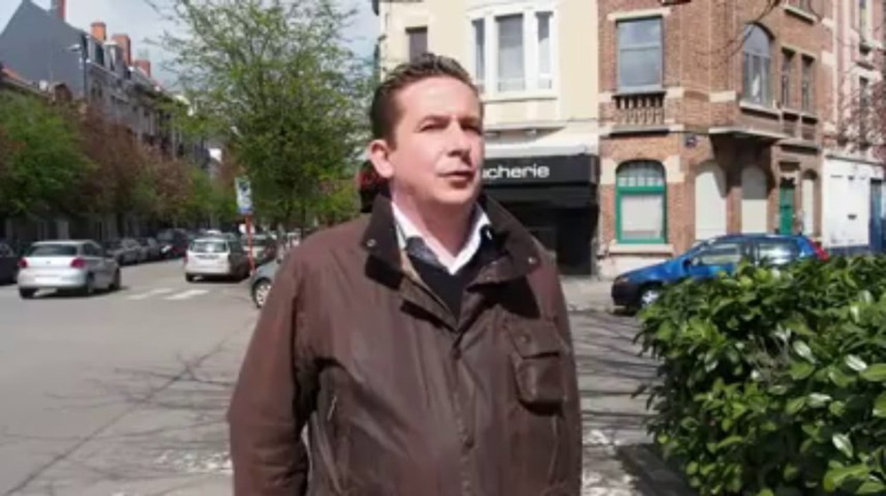 Un policier en infraction qui verbalise des véhicules