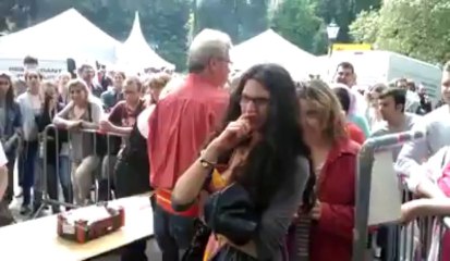 Bernard Clerfayt au concours du craché de noyau de cerise