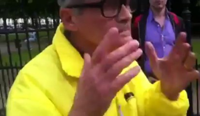 Un homme en vélo de la N-VA devant le 16 rue de la Loi