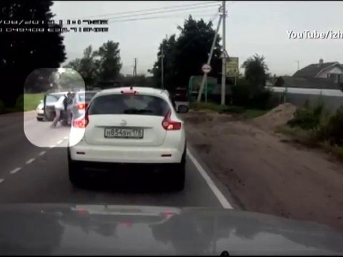 Así reprendió un hombre en Rusia a un conductor que usaba su celular mientras manejaba