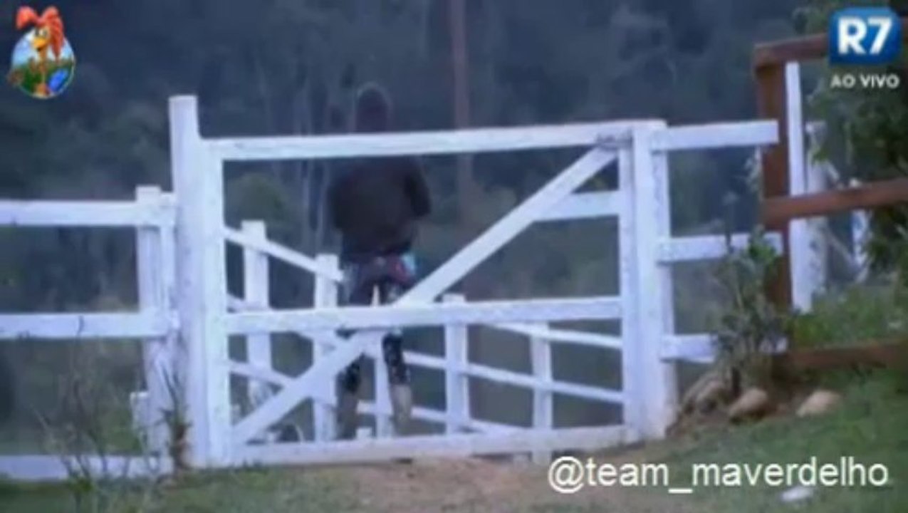 Barbara e Mateus se encontram na porteira e se beijam. 27/08