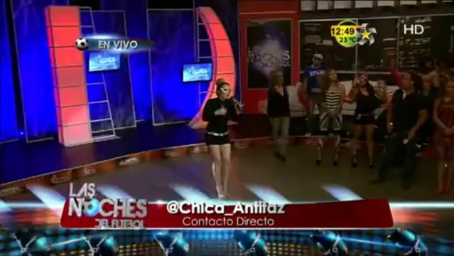 La chica del antifaz canta en Las Noches Del futbol