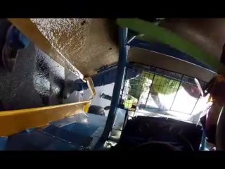 Pilote s'échappe d'une voiture enflammée