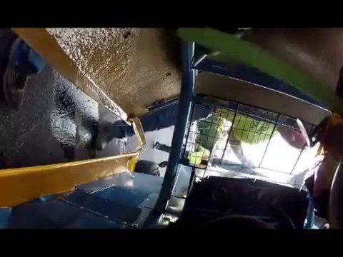 Pilote s'échappe d'une voiture enflammée