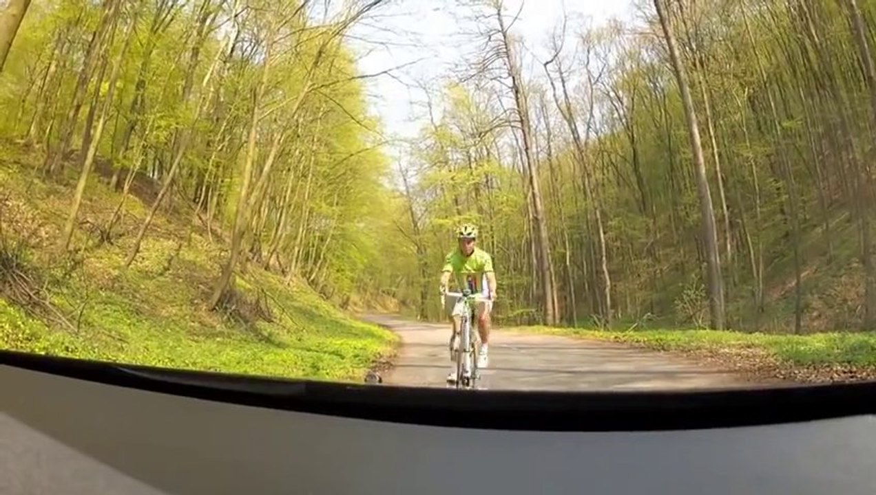 Peter Sagan range son vélo sur le toit d'une voiture