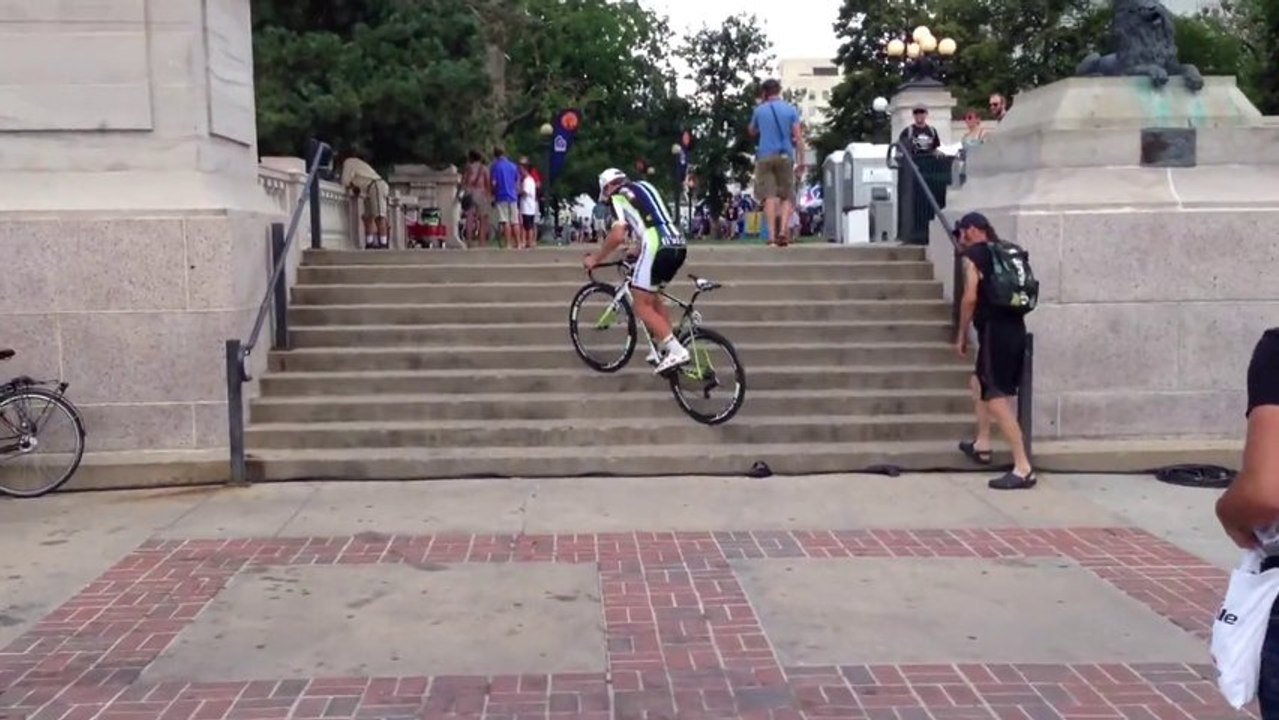Peter Sagan monte les marches d'escalier