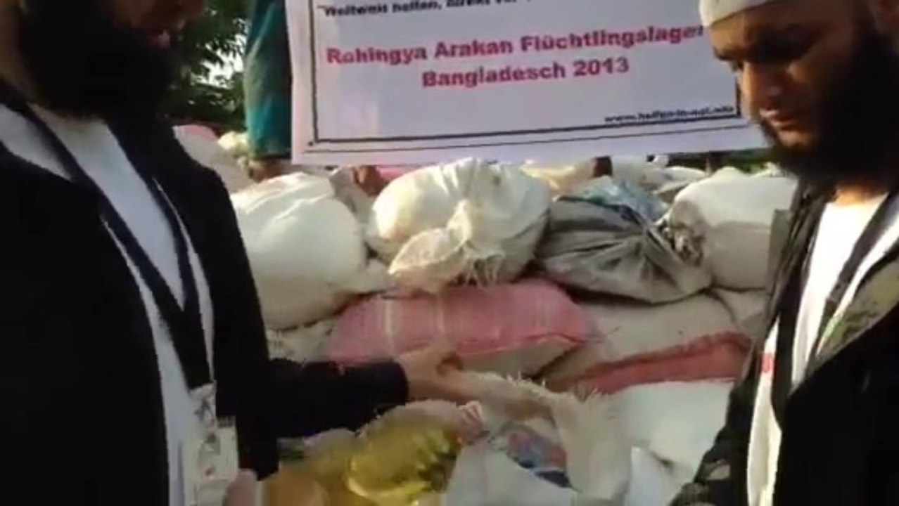 مساعدة المحتاجين في مخيم أراكان - منطقة الحدود  Help those in need in the refugee camp of Arakan - border area