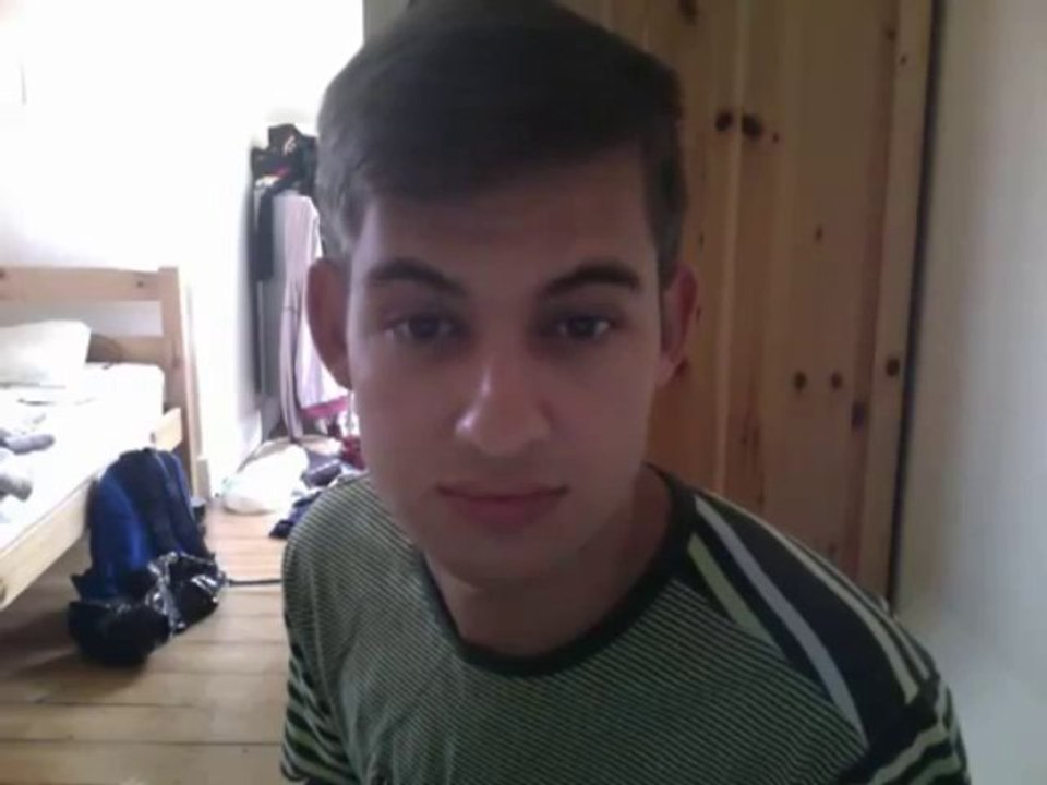 La danse des sourcils - Trop marrant!