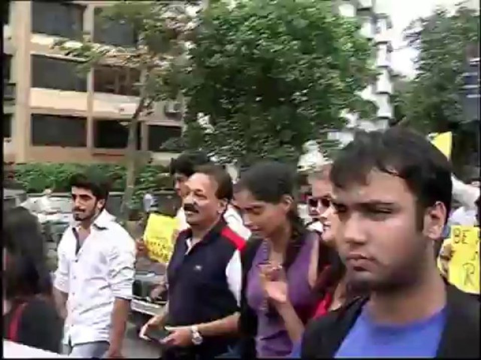 raw:sonamkapoor in the protest agaiinst mumbai gang rape