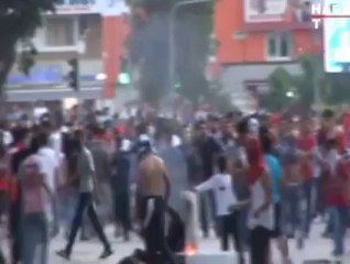 Eylemci kıza annesinden şok dayak