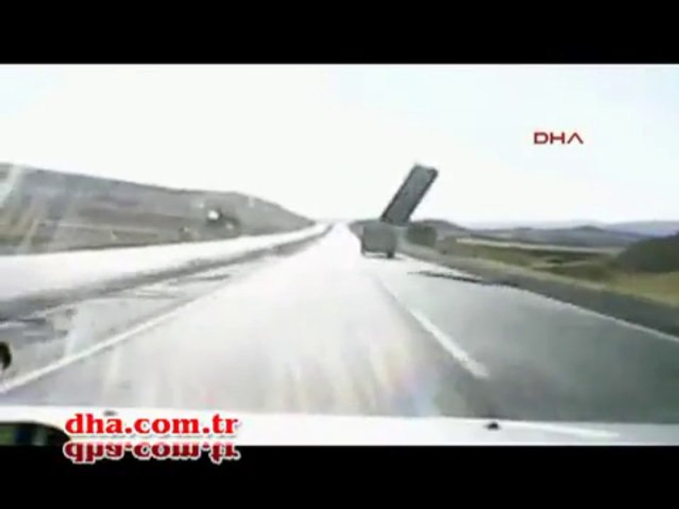 Le toit du Combi s'envole et fini sur la route... Et la voiture de derrière s'éclate dans le fossé!