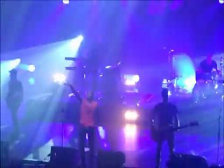 skip the use "give me your life" a l'olympia le 03/10/2012