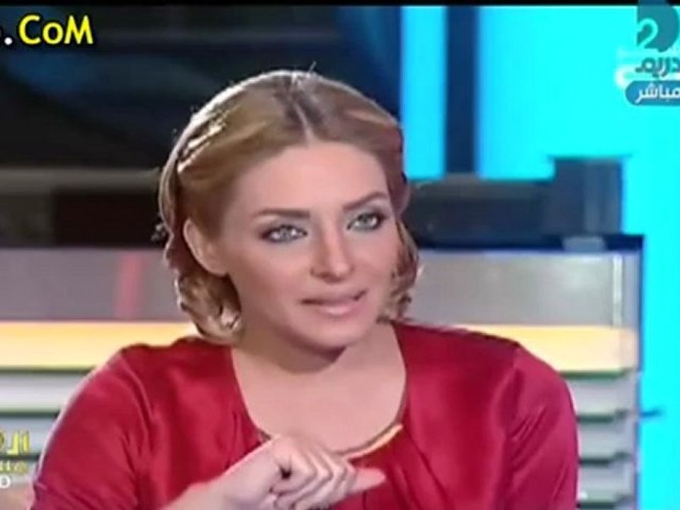 وزير الأعلام المصري بيعاكس المذيعة