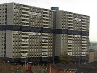 شاهد..إنهيار مبني فى إسكتلندا بحرفية غريبه