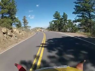 Un skateur se fait éjecter par une biche lors d'une descente !!!