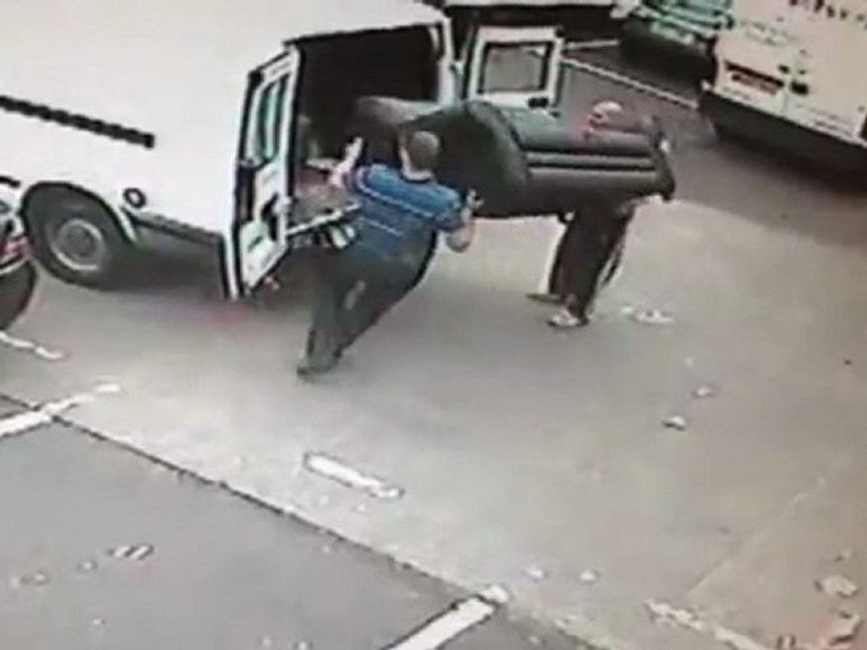 Voleurs de canapé dans un camion
