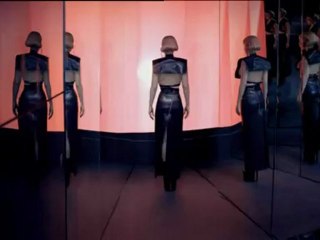 EFESTILO Hombres semivestidos recorren el cuerpo desnudo de Lady Gaga por su perfume