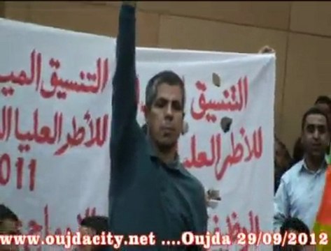 المعطلون بوجدة يخترقون الجلسة الافتتاحية للمؤتمر الجهوي لحزب العدالة والتنمية بوجدة ، ويحتجون على الأمين العام للحزب عبدالاله بنكيران ـ رئيس الحكومة