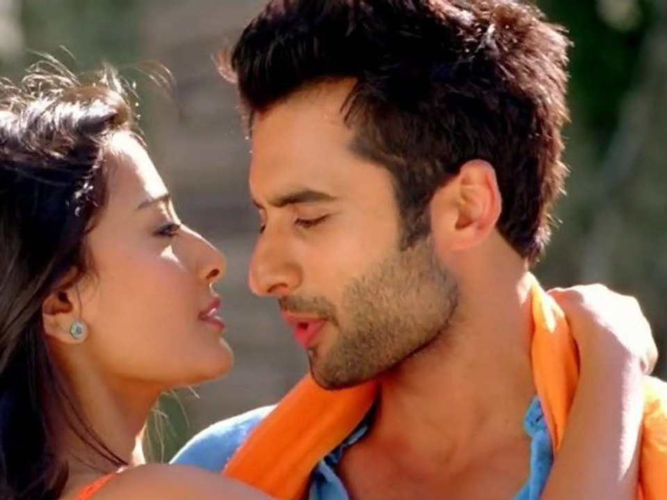 Tu Mera Aasman Song Promo from Ajab Gazabb Love