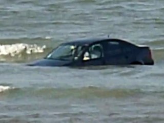 Ambleteuse : une voiture prise par la marée haute