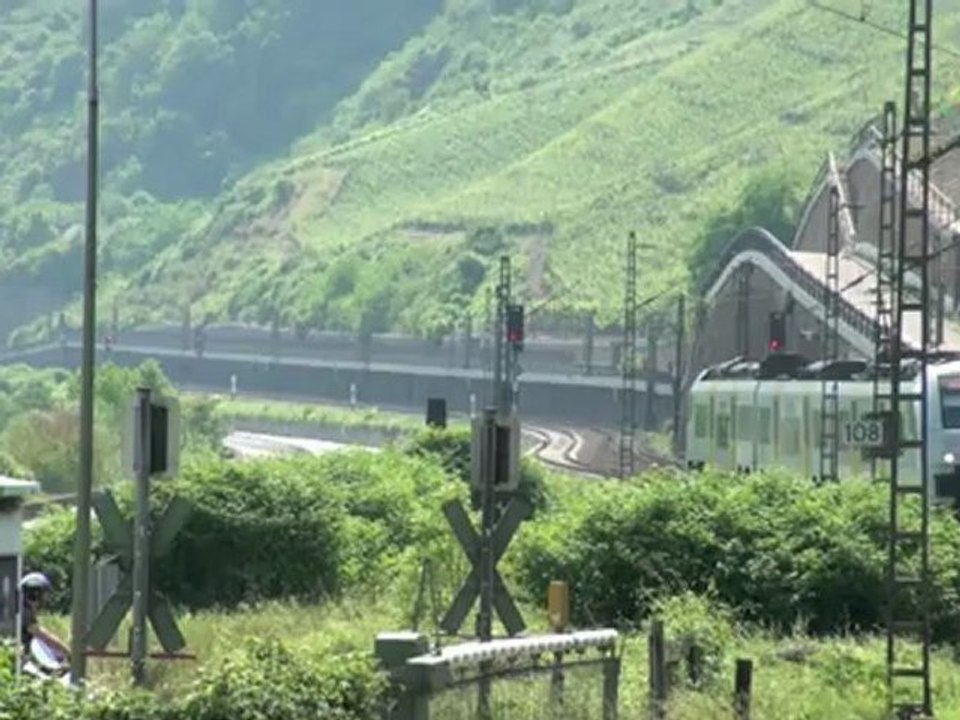 Rheinschiffe und zwei Triebwagen beim Bopparder Hamm Teil 01 von 02