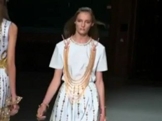 Moda / Manish Arora llena de oro la pasarela de París