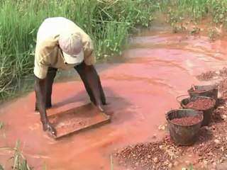 Video herunterladen: Garimpeiros ilegais na Costa do Marfim