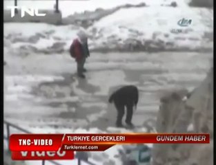 9 yasindaki kizini sokak ortasinda acimasizca dövdü