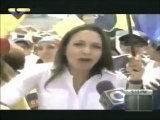 (Vídeo) Simpatizantes de Radonski dañando propaganda de Chávez