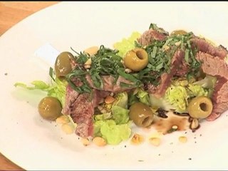 Rumsteak et sa salade de sucrine, olives et pignons