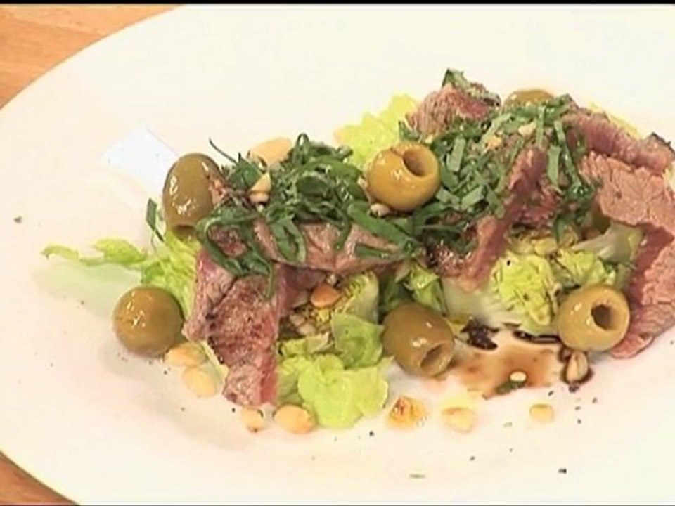Rumsteak et sa salade de sucrine, olives et pignons