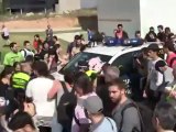Grupo de antisemitas zarandea un coche de policía