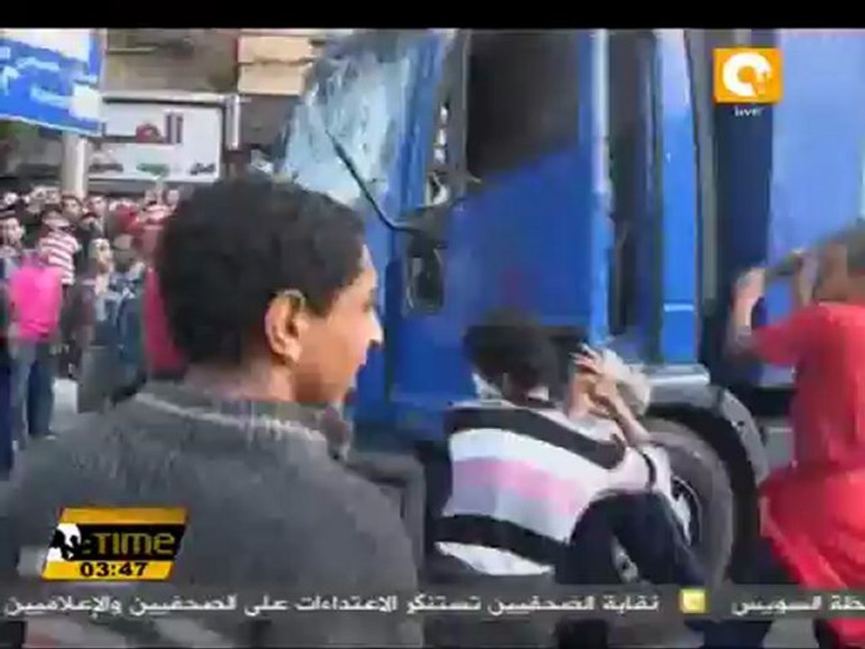 الأمن ينسحب والمتظاهرون يسيطرون على ميدان التحرير