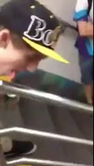 Lécher une rampe de métro avec sa langue pour UN dollar