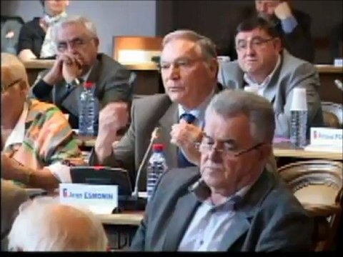 Colette POPARD puis Jean ESMONIN. Tarifs de la restauration scolaire et gratuité des transports scolaires