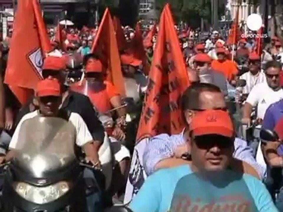 Grecia: nuove proteste mentre il governo negozia con la...