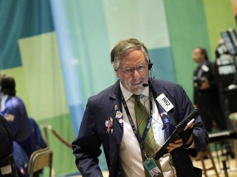 Wall Street Closes Slightly Higher on Promising Labor Data