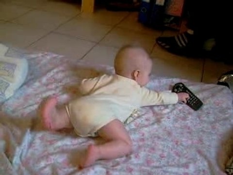 lilou se met a quattre pattes