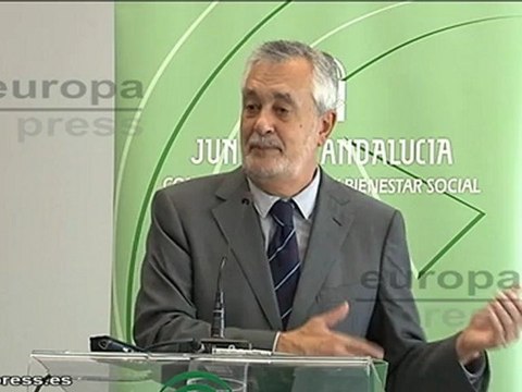 Griñán pide cumplir ley ante símbolos franquistas