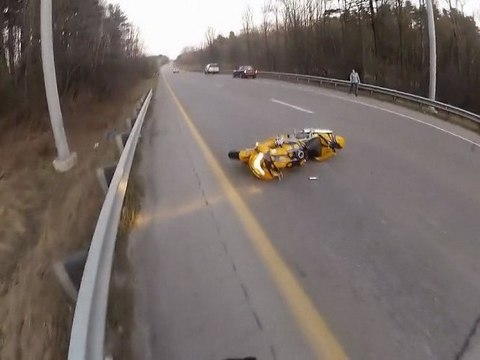 Accident moto, il mange le goudron