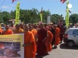 500 monjes budistas asaltan la embajada de Bangladesh en...