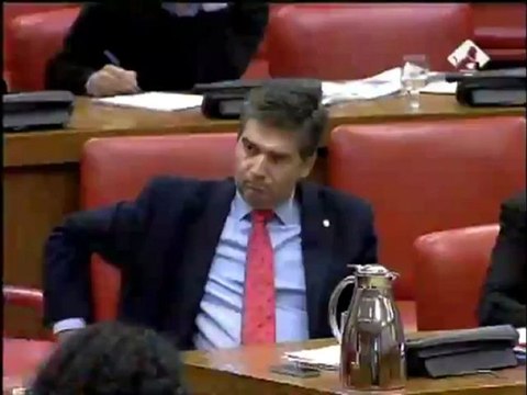 Hernando rompe los papeles