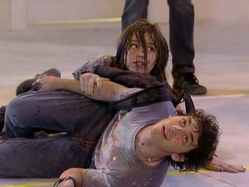 Lia e Dinho caem juntos e Ju não gosta