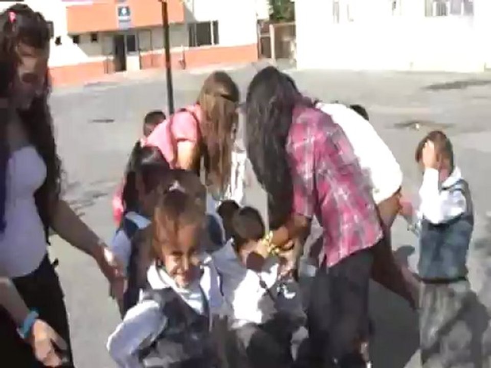 CUMHUR öğretmenin minileri bahçede