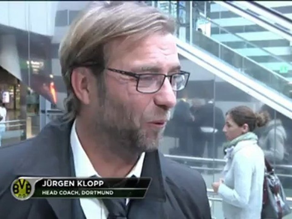 Jürgen Klopp blickt auf das Spiel in Hannover