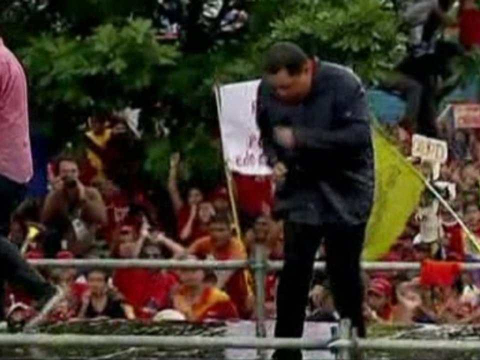 Chavez addresses supporters in the rain