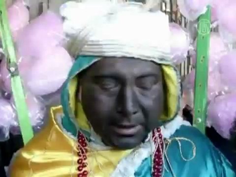 Санта-Клаусы и супергерои вышли на протест