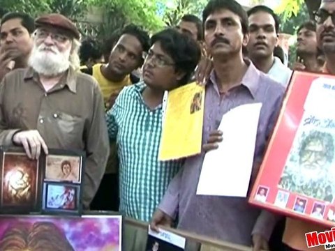 Hundreds Of Fans Celebrate Big B's 70th Birthday - Fans Throng 'Jalsa'