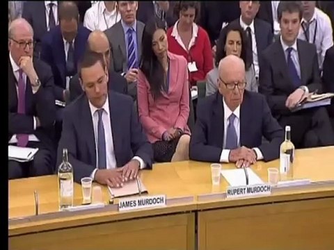 Ataque a Rupert Murdoch en el Parlamento Británico - Rupert Murdoch attacked with pie