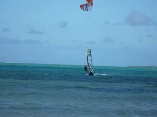 Windsurfeur mange une aile de kite